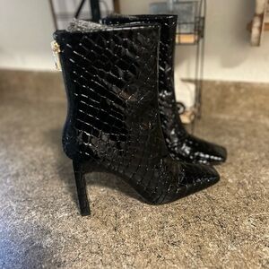NEW Good American Black Crocodile Patent
Leather Mid Calf Booties Size 7.5